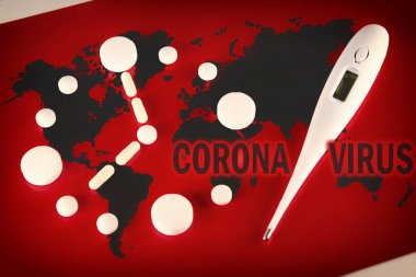 Dünya haritası Coronavirus Covid-19, Covid-19, Covid 19 haritası olan ülkeler. Coronavirus hastalığı 2019 durum güncellemesi dünya çapında yayıldı. Kum saati ile beyaz tabletlerden yapılmış saat, kırmızı üzerine termometre.