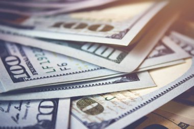 Banknotların arka plan olarak perspektifini kapat. Para ve finans. Para ve tasarruf kavramı. Başarı, zenginlik ve yoksulluk, fakirlik konsepti. İş Büyüme Konsepti