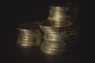 Bozuk paralar arka planda farklı pozisyonlarda üst üste yığılmış. Para konsepti. - Yakın çekim. Para ve tasarruf kavramı. Başarı, zenginlik ve yoksulluk, fakirlik konsepti. İş Büyüme Konsepti