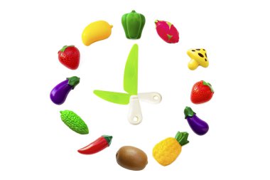 Oyuncak plastik meyve ve sebze koleksiyonu beyaz arka planda izole edilmiş. Oyun için plastik meyve. Çocuk mağazasında oynuyorum.