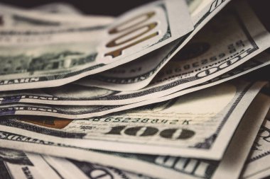 Banknotların arka plan olarak perspektifini kapat. Para ve finans. Para ve tasarruf kavramı. Başarı, zenginlik ve yoksulluk, fakirlik konsepti. İş Büyüme Konsepti