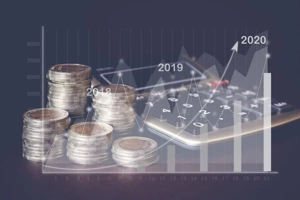 Bozuk para yığını, hesap makinesi, sanal hologram istatistikleri, para tasarrufu grafiği konsepti, finansal. Tasarruf, gelir Yatırım fikirleri, yönetim