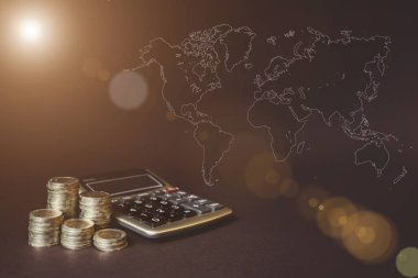 Bozuk paralar, hesap makinesi, sanal hologram dünya haritası. Tasarruf kavramı, mali. Tasarruf, gelir yatırımları, yönetim. Başarı, zenginlik ve yoksulluk, yoksulluk kavramı