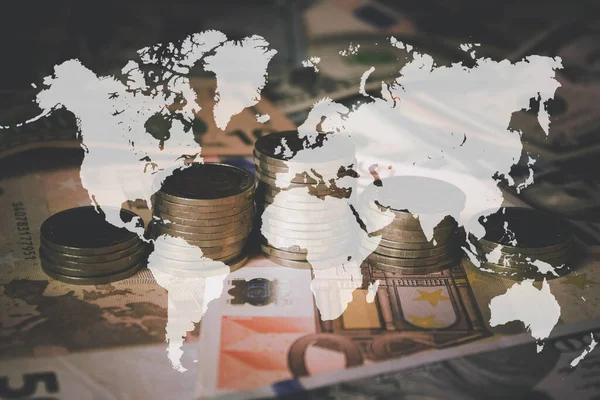 Nahsicht Auf Banknoten Als Hintergrund Coins Stack Virtuelle Hologramm Weltkarte — Stockfoto