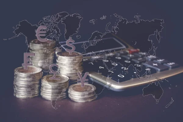 Para yığını, hesap makinesi, sanal hologram dünya haritası, para birikimi simgeleri farklı ülkeler para tasarrufu kavramı, finansal. Tasarruf, gelir Yatırım fikirleri, yönetim