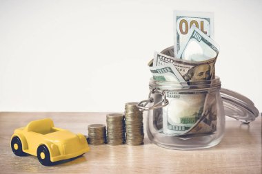 Değişik yüksekliklerdeki madeni paralar ekonomik büyümeyi simgeliyor, banknotlu cam banka, araba için tasarruf simgesi. para tasarrufu iş finans başarı servet yatırım bütçe konsepti. Başlangıç planı. ESG