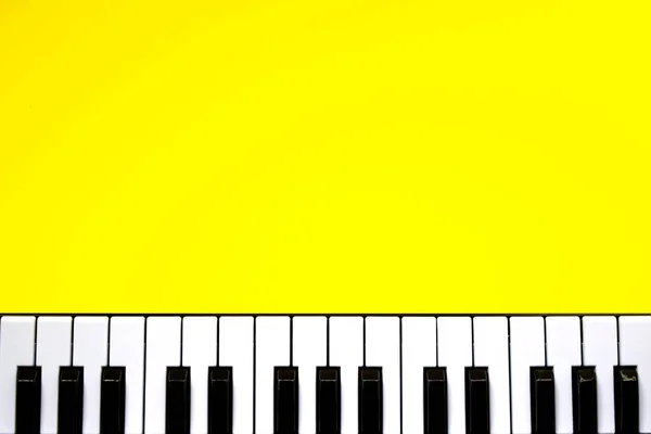 Bovenaanzicht Pianotoetsen Gele Achtergrond Pianist Muzikant Pianist Concept Muziek Keyboard — Stockfoto