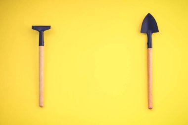 Sarı arka planda minyatür bahçe aletleri. Üst Manzara. Küçük ev bitkileri için minyatür aletler, ekoloji konsepti. Uzayı kopyala Sıfır atık