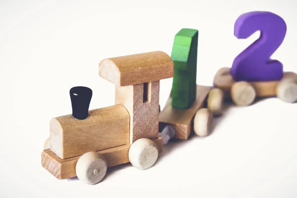 儿童玩具木制火车头 有五彩缤纷的数字 漂亮的儿童教育玩具 木制玩具火车 木制教育玩具 — 图库照片