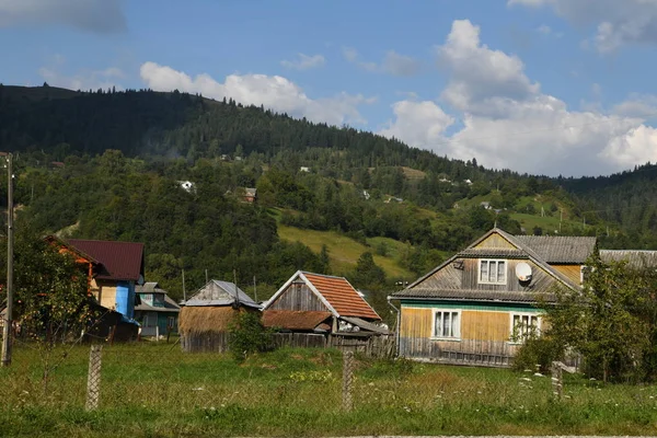 Zomers Huizen Het Platteland Tussen Bergen — Stockfoto