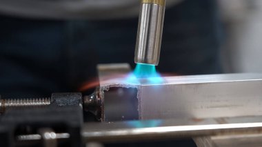 İşçilerin alüminyumu kaynaklamasını kapat