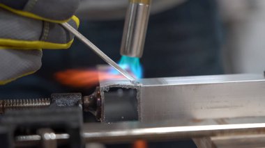 İşçilerin alüminyumu kaynaklamasını kapat