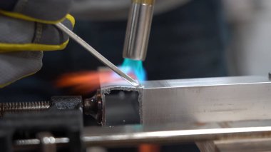 İşçilerin alüminyumu kaynaklamasını kapat