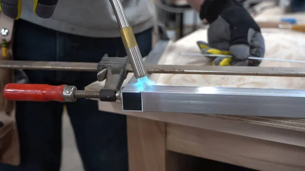 İşçilerin alüminyumu kaynaklamasını kapat