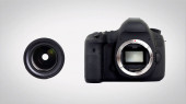 Digitální fotoaparát a objektiv izolovaných na bílém pozadí 