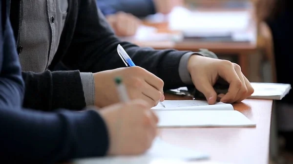 Man Skriver Anteckningsboken Mannens Hand Skriver Ett Anteckningsblock Begrepp Företagsutbildning — Stockfoto