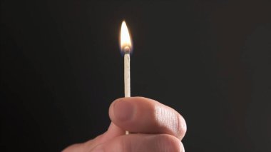 yanan maç sopa tutan eli. izole siyah