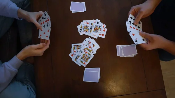 Два Молодых Друга Играют Карты Дома — стоковое фото