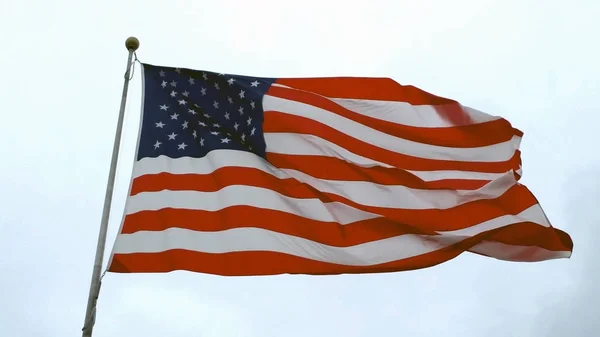 Bulutlu bir arka planda Amerikan Bayrağı, Yakın plan