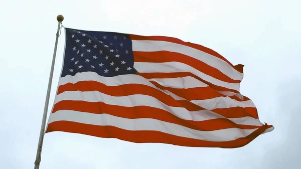 Bandeira Americana Fundo Céu Nublado Close — Fotografia de Stock