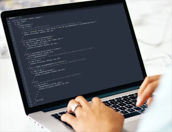 Dizüstü bilgisayar, dizüstü bilgisayar programlama kod yazmadan kullanan adam