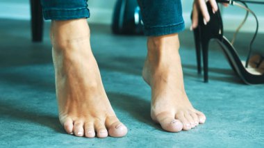 Yüksek topuklu giyen genç bir kadının görüntüsü