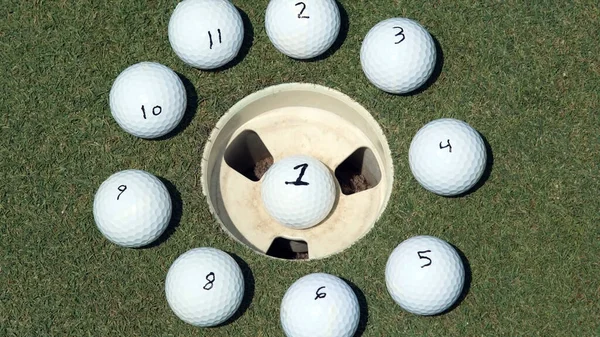 Golfbal Hole Met Meer Ballen Rondom Cup Genummerde Golfballen Groene — Stockfoto