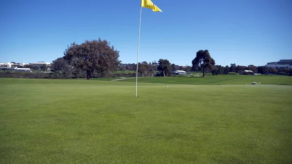 美しいゴルフコース ゴルファーのいないゴルフ場 — ストック写真