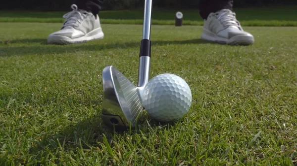 Närbild Golfklubb Och Golfboll Grönt Gräs — Stockfoto