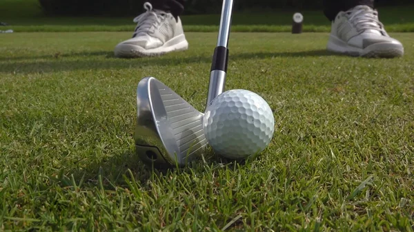 Närbild Golfklubb Och Golfboll Grönt Gräs — Stockfoto