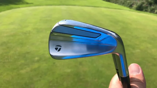 Golf Putter Zöld Füves Földön Golf Club Elszigetelt — Stock Fotó