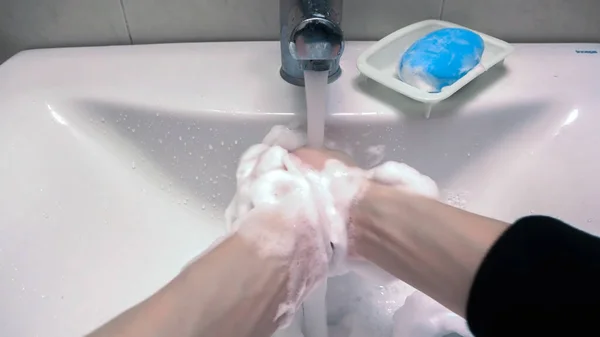 Mulher Lavar Mãos Com Sabão Pele Banheiro — Fotografia de Stock