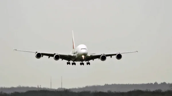 White Passenger Plane Landing Airport Airplane Front View — Stock Photo, Image