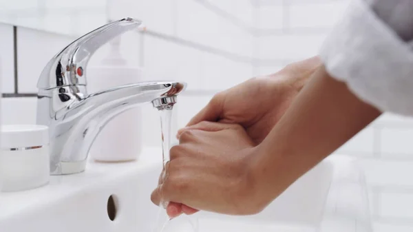 Zbliżenie Kobieta Mycia Rąk Zlew Łazienka — Zdjęcie stockowe