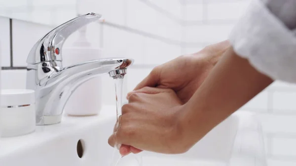 Close Van Vrouw Wassen Van Handen Badkamer Wastafel — Stockfoto