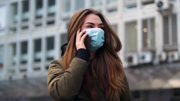 Mujer Joven Con Una Máscara Facial Como Preventivo Contra Virus — Foto de Stock