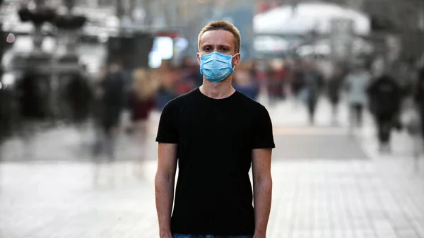 Hombre Joven Con Una Máscara Facial Calle Ciudad Aire Libre — Foto de Stock