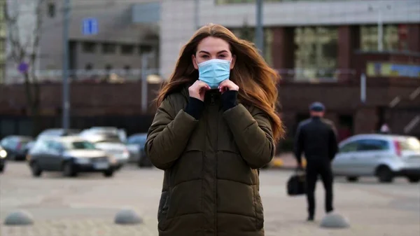 Ung Kvinna Bär Ansiktsmask Stadens Gata Utomhus Som Skydd Mot — Stockfoto