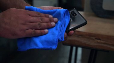 Paçavralı Cep Telefonu Temizleyen Adam