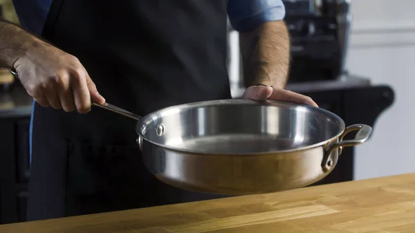 Chef Kok Handen Houden Eenvoudige Nieuwe Lege Roestvrij Staal Fry — Stockfoto