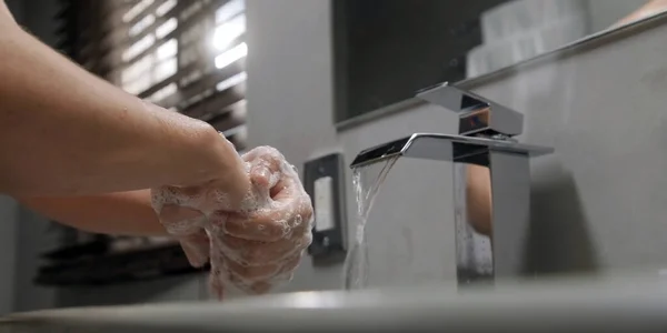 Close Mulher Aplicando Sabão Enquanto Lava Mãos Bacia Com Torneira — Fotografia de Stock