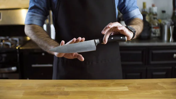 Professionele Chef Met Een Scherp Mes Keuken — Stockfoto