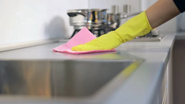Close Mão Mulher Luva Protetora Com Pano Limpeza Bancada Cozinha — Fotografia de Stock
