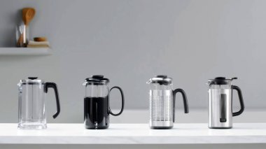 Mutfak tezgahında canlandırılmış Fransız presi seti.