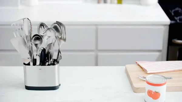 Mutfak aletleri ahşap masada.