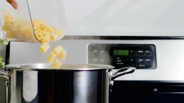 Rauwe Pasta Macaroni Pot Doen Pasta Steelpan Gieten — Stockfoto
