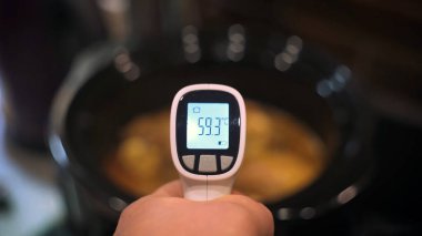 Kızılötesi Termometre Silahı Isometric Medikal Dijital Temas Olmayan Kızılötesi Gören El Alnı okumaları. Bir elde Sıcaklık Ölçüm Aygıtı.