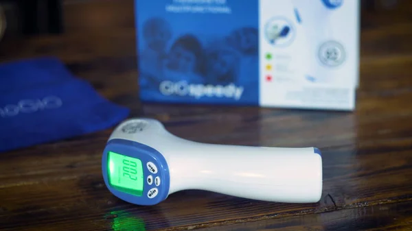 Ahşap masada kızılötesi termometre