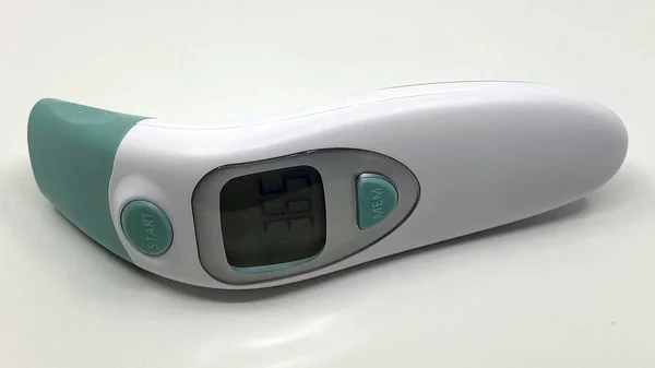 Beyazın sıcaklığını ölçmek için kullanılan kızılötesi termometre tabancası. El bilgisayarı, spektrum. izole nesne