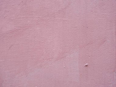 Büyük bir şehirde eski bir binanın desen renkli duvarı.
